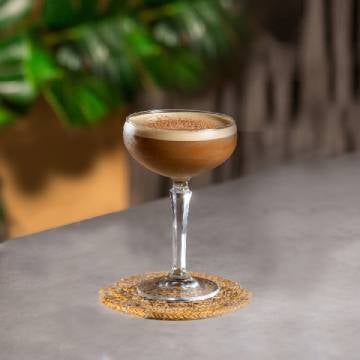 Latte Martini cocktail på et bord.