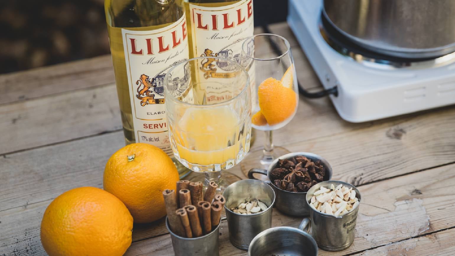 2 flaskker Lillet Blanc, appelsiner og julekrydderier.