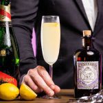 French 75 nytårscocktail på et bord med en flaske Mumm champagne