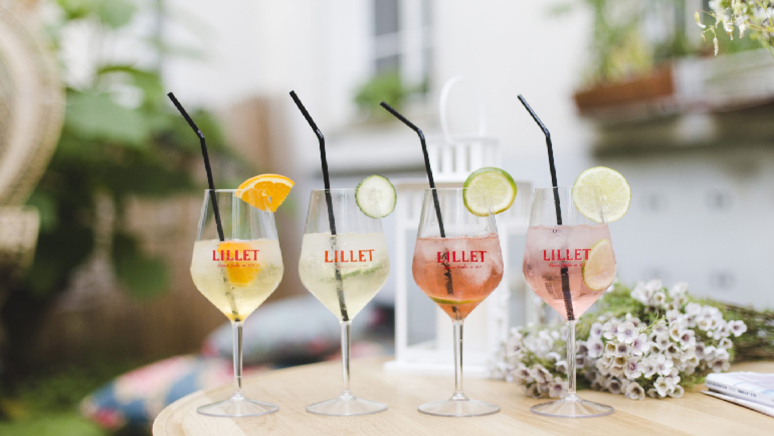 4 Lillet cocktails på et bord