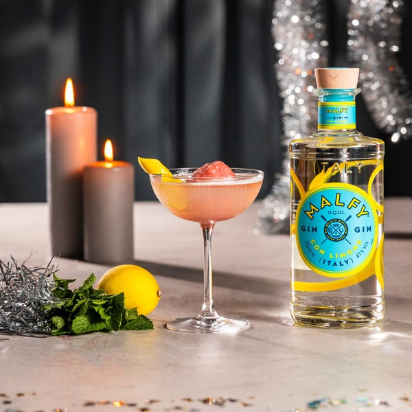 Sparkling Sorbet cocktail på et bord med en flaske Malfy Gin con Limone