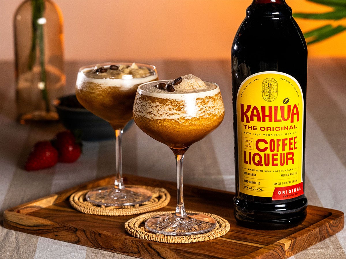 To glas med Frozen Espresso Martini og en flaske Kahlúa