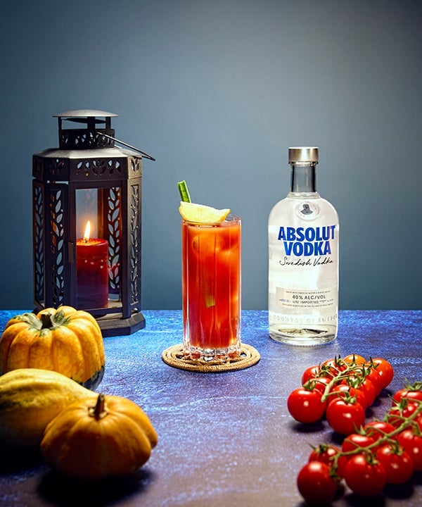 En Bloody Mary drink og Absolut Vodka på et bord