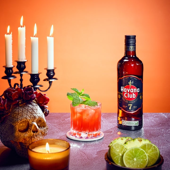En Zombie drink og en flaske Havana Club 7 Anos på et bord