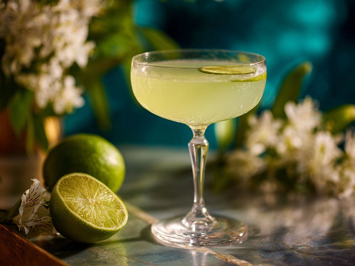 A gimlet drink served in a coupe glass. Created by AI. Edited by Pernod Ricard Sweden
