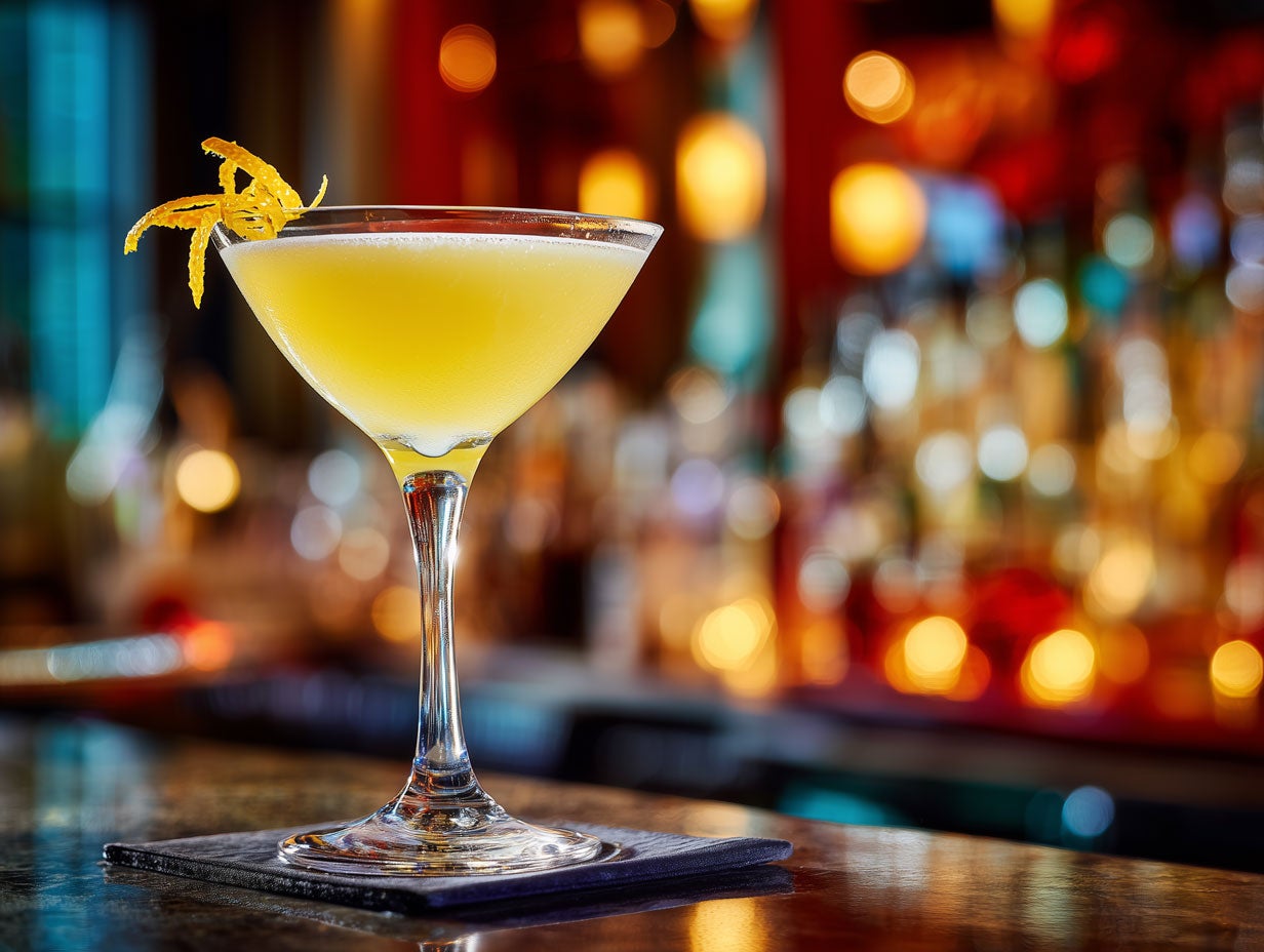 A bees knees drink served on top of a bar. Created by AI. Edited by Pernod Ricard Sweden