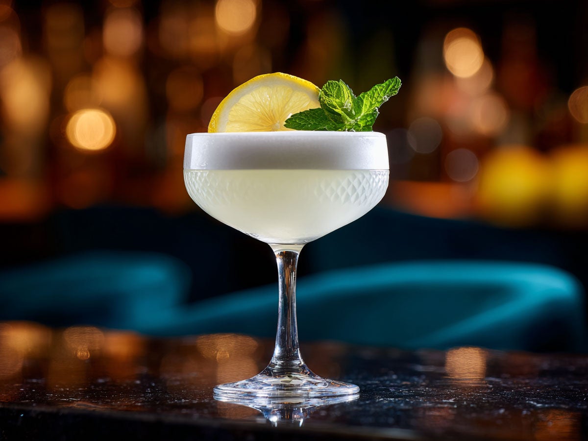 A bright yellow gin fizz cocktail garnished with a lemon wheel and mint. Created by AI. Edited by Pernod Ricard Sweden