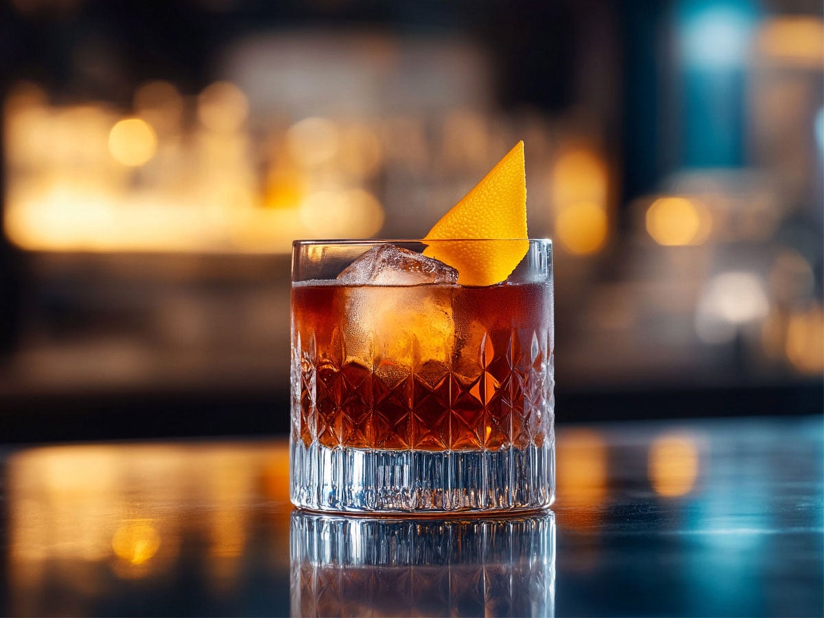 A classic old fashion drink placed on a bar. Created by AI. Edited by Pernod Ricard Sweden