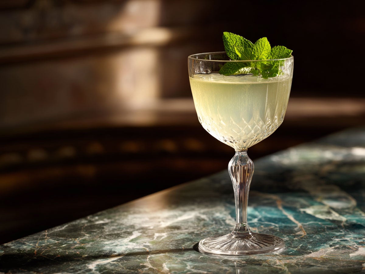 A southside cocktail placed on top a table. Created by AI. Edited by Pernod Ricard Sweden