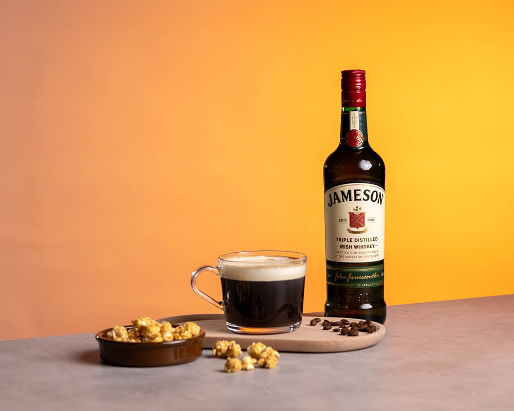 irish coffee med en flaske Jameson